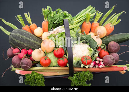 Panier de fruits et légumes frais. Banque D'Images