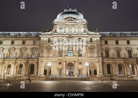 Façade du musée du Louvre à Paris, pavillon Sully, France Banque D'Images