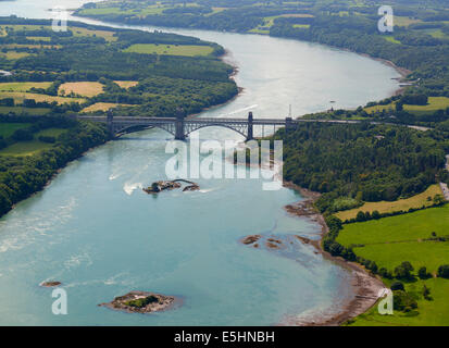 La ligne droite et Menai pont Britannia, séparant le continent de l'Anglesey gallois, au nord du Pays de Galles, Royaume-Uni Banque D'Images