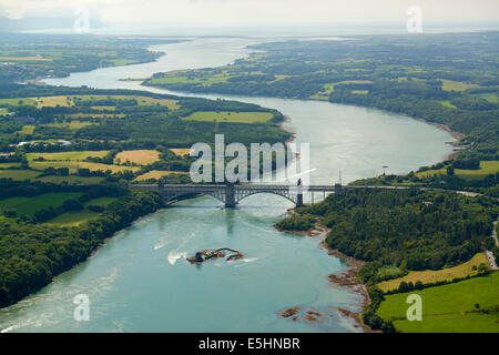 La ligne droite et Menai pont Britannia, séparant le continent de l'Anglesey gallois, au nord du Pays de Galles, Royaume-Uni Banque D'Images