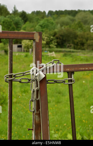 La porte de métal rouillé verrouillé avec un cadenas. Photo prise à Heerlen dans la province du Limbourg néerlandais. Banque D'Images