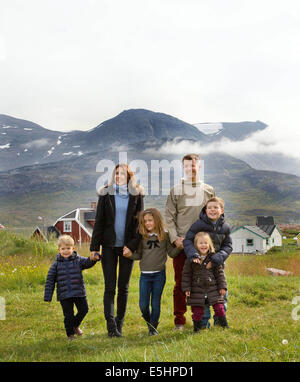 Igaliko, au Groenland. 1er août, 2014. S.a.r. le Prince Frederik, Son Altesse Royale la princesse Mary, le Prince Christian, Princesse Isabella, Prince Vincent et la Princesse Josephine sur leur premier jour de la tournée d'été au Groenland. Le Prince héritier du Danemark et sa famille visiter Groenland du 1-8 août 2014 en liaison avec l'été croisière sur le Yacht Royal. Photo : afp/Alamy Live News Banque D'Images