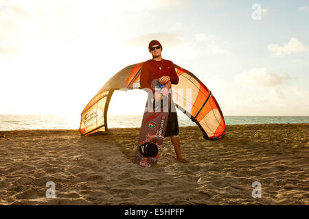 Kiteboarder holding planche Banque D'Images