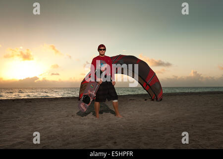 Kiteboarder holding planche Banque D'Images