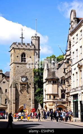 Carfax tower sur l'angle des rues Aldates, Cornmarket Street, High Street et Queen Street, Oxford, Oxfordshire, England, UK. Banque D'Images