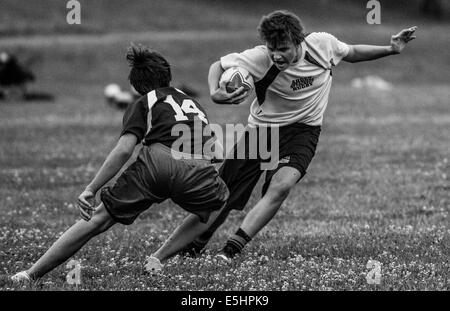 La pratique des joueurs de rugby et jouer coed rugby. Ils sont jeunes et faibles, mais ils ont le cœur de Billy Goat. Je suis un irresponsable Banque D'Images