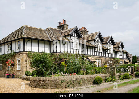 Rangée de 19e siècle de style Tudor, des maisons mitoyennes (1882) avec jardins du cottage en été. Whalley, Lancashire, England, UK, Grande-Bretagne Banque D'Images