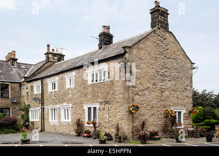 Vieille maison en pierre typique avec des fenêtres à meneaux dans Ribble Valley village de Whalley, Lancashire, England, UK, Grande-Bretagne Banque D'Images