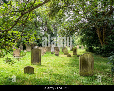 Ancien cimetière et cimetière avec des pierres tombales altérées dans une cimetière - Twickenham, London, UK Banque D'Images