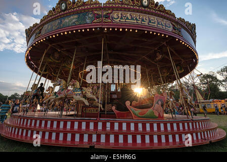 Malmesbury, UK, 25/07/2014 : Atmosphère au monde - WOMAD de la musique, des arts et de la danse. Carrousel à vapeur de charretiers la puissance de la vapeur Banque D'Images