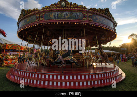 Malmesbury, UK, 25/07/2014 : Atmosphère au monde - WOMAD de la musique, des arts et de la danse. Carrousel à vapeur de vapeur des charretiers Powered Image juste par Julie Edwards Banque D'Images