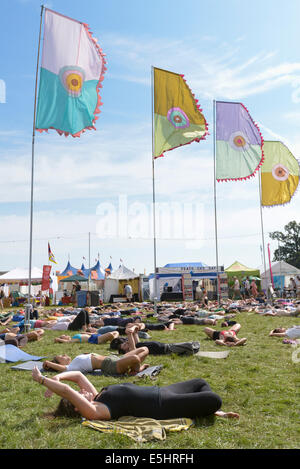 Malmesbury, UK, 26/07/2014 : Atmosphère au monde - WOMAD de la musique, des arts et de la danse. Un accueil chaleureux pour commencer la journée. Matin de masse et de se tenir en forme de yoga classes. Photo par Julie Edwards Banque D'Images