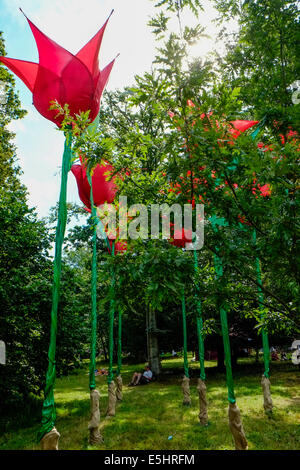 Malmesbury, UK, 26/07/2014 : Atmosphère au monde - WOMAD de la musique, des arts et de la danse. Grand modèle fleurs. Photo par Julie Edwards Banque D'Images