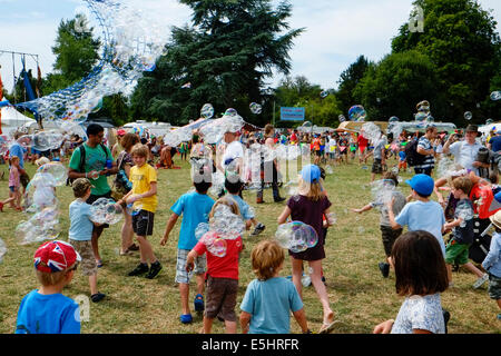 Malmesbury, UK, 26/07/2014 : Atmosphère au monde - WOMAD de la musique, des arts et de la danse. Chasing Bubbles Photo par Julie Edwards Banque D'Images