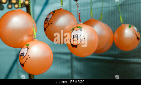 Malmesbury, UK, 26/07/2014 : Atmosphère au monde - WOMAD de la musique, des arts et de la danse. Heureux les ballons orange. Photo par Julie Edwards Banque D'Images