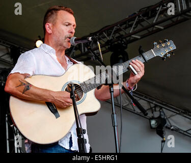 Malmesbury, UK, 26/07/2014 : Martin Simpson & Dom Flemons WOMAD jouer - Monde de la musique, des arts et de la danse. Les personnes sur la photo : Martin Simpson. Photo par Julie Edwards Banque D'Images