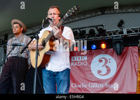 Malmesbury, UK, 26/07/2014 : Martin Simpson & Dom Flemons WOMAD jouer - Monde de la musique, des arts et de la danse. Les personnes sur la photo : Martin Simpson. Photo par Julie Edwards Banque D'Images