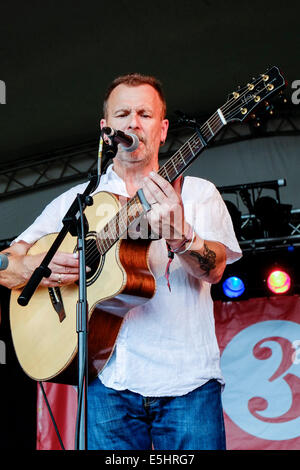 Malmesbury, UK, 26/07/2014 : Martin Simpson & Dom Flemons WOMAD jouer - Monde de la musique, des arts et de la danse. Les personnes sur la photo : Martin Simpson. Photo par Julie Edwards Banque D'Images