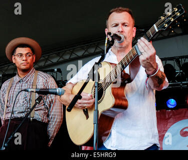 Malmesbury, UK, 26/07/2014 : Martin Simpson & Dom Flemons WOMAD jouer - Monde de la musique, des arts et de la danse. Les personnes sur la photo : Martin Simpson. Photo par Julie Edwards Banque D'Images