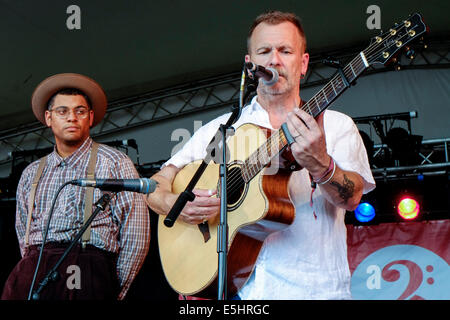 Malmesbury, UK, 26/07/2014 : Martin Simpson & Dom Flemons WOMAD jouer - Monde de la musique, des arts et de la danse. Les personnes sur la photo : Martin Simpson. Photo par Julie Edwards Banque D'Images