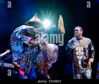 Malmesbury, UK, 26/07/2014 : Youssou Ndour jouer - WOMAD Monde de la musique, des arts et de la danse. Les personnes sur la photo : Youssou Ndour. Photo par Julie Edwards Banque D'Images