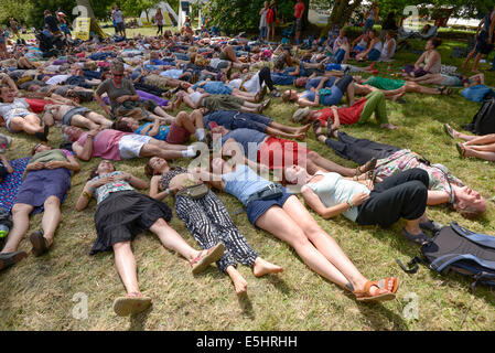 Malmesbury, UK, 27/07/2014 : Atmosphère au monde - WOMAD de la musique, des arts et de la danse. Yoga du rire dans l'espace bien-être de la fête. Photo par Julie Edwards Banque D'Images