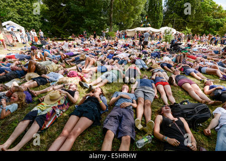 Malmesbury, UK, 27/07/2014 : Atmosphère au monde - WOMAD de la musique, des arts et de la danse. Yoga du rire dans l'espace bien-être de la fête. Photo par Julie Edwards Banque D'Images