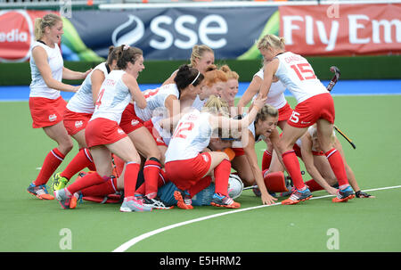 Glasgow, Ecosse, Royaume-Uni. 1er août, 2014. Angleterre célébrer leurs joueurs gagnant demi-finale aux Jeux du Commonwealth women's hockey compétition à la National Hockey Centre, Glasgow le 1 août 2014 Crédit : Martin Bateman/Alamy Live News Banque D'Images