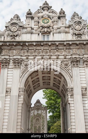 Détail de l'architecture ottomane à l'Imperial Gate dans le Palais de Dolmabahce Istanbul Turquie Banque D'Images