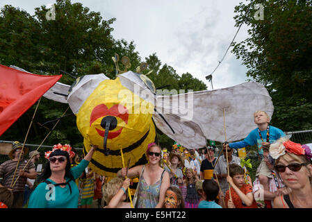 Malmesbury, UK, 27/07/2014 : Atmosphère au monde - WOMAD de la musique, des arts et de la danse. Un défilé de carnaval le dimanche après-midi dispose d''articles faits sur le weekened. Photo par Julie Edwards Banque D'Images