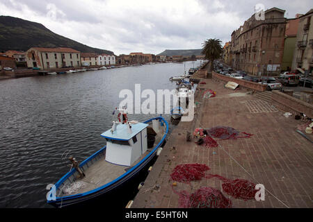 Bosa est une petite ville dans le nord-ouest de la Sardaigne, sur la rive gauche de la rivière Temo, dans une agréable vallée. Banque D'Images