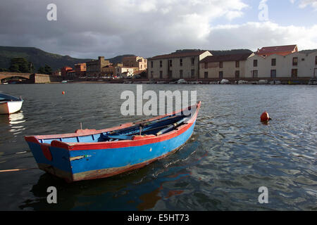 Bosa est une petite ville dans le nord-ouest de la Sardaigne, sur la rive gauche de la rivière Temo, dans une agréable vallée. Banque D'Images