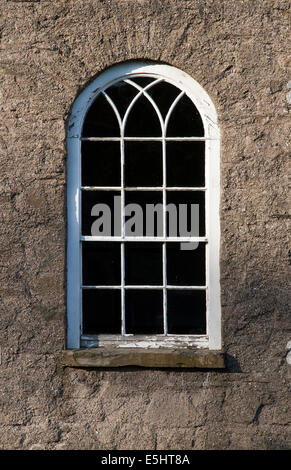 Ancienne église fenêtre dans l'Eglise d'Irlande, l'Ulster Folk Museum, Belfast, en Irlande du Nord Banque D'Images