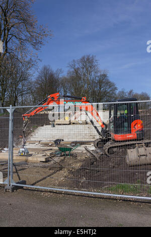 Mini-digger sur le paysage travail entrepris par Lambert Walker Conservation et restauration Ltd. dans le Queens Park, Bolton. Banque D'Images