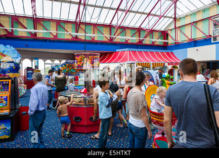 L'intérieur d'une salle de jeux électroniques sur l'embarcadère à St Anne's, Lytham St Annes, Fylde Coast, Lancashire, UK Banque D'Images