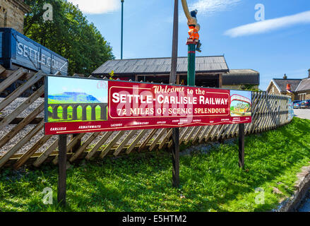 Affiche à l'extérieur de régler de la gare, début de la fer Settle-Carlisle, North Yorkshire, UK Banque D'Images