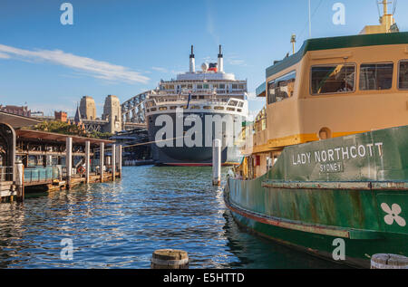 Ferry Sydney Dame Northcott et Cunard Liner Queen Mary 2 amarré à Circular Quay, Sydney, Australie. Banque D'Images