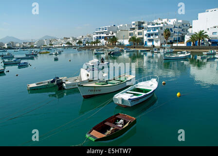 Bateaux et maisons d'habitation à Arrecife - El Charco Lanzarote Iles Canaries Espagne Banque D'Images