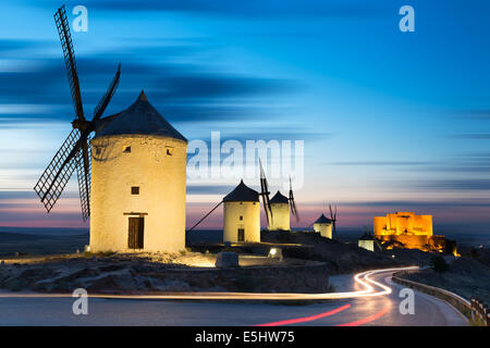 Les moulins à vent après le coucher du soleil, Consuegra, Castille-La Manche, Espagne Banque D'Images