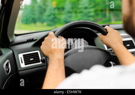 L'homme conduisait sa voiture. Mains tenant la roue. Banque D'Images
