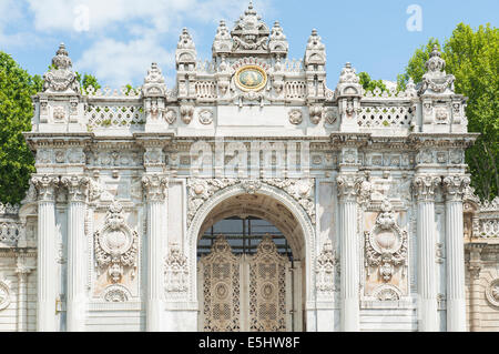 Détail d'une porte d'entrée à l'attraction touristique de Dolmabahce ottomane à Istanbul Turquie Banque D'Images