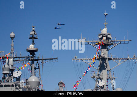 Seattle, Washington, us. 31 juillet, 2014. US Navy Blue Angels seafair fleet week, uss chancellorsville (CG 62, u.s. navy) et USS Howard (ddg 83, u.s. navy), au Quai 62/63, Seattle, Washington, USA, le 31 juillet 2014 Crédit : marilyn dunstan/Alamy live news Banque D'Images