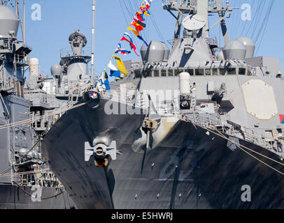 Seattle, Washington, us. 31 juillet, 2014. seafair fleet week, uss chancellorsville (CG 62, u.s. navy) et USS Howard (ddg 83, u.s. navy), au Quai 62/63, Seattle, Washington, USA, le 31 juillet, 201 Crédit : © marilyn dunstan/Alamy live news Banque D'Images