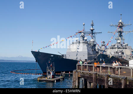 Seattle, Washington, us. 31 juillet, 2014. seafair fleet week, uss chancellorsville (CG 62, u.s. navy) et USS Howard (ddg 83, u.s. navy), au Quai 62/63, Seattle, Washington, USA, le 31 juillet, 201 Crédit : © marilyn dunstan/Alamy live news Banque D'Images