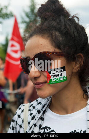 Copenhague, Danemark. 31 juillet, 2014. Les jeunes femmes palestiniennes avec solidarité signe sur sa joue. Elle est l'une des quelque 400 personnes qui ce jeudi ont manifesté devant l'ambassade des Etats-Unis à Copenhague, pour protester contre le soutien américain à Israël et c'est la guerre dans la bande de Gaza. Plus tard sur la démonstration déplacé les quelques kilomètres à l'ambassade d'Israël à Copenhague. La manifestation était organisée par des particuliers via Facebook en 4 jours. Credit : OJPHOTOS/Alamy Live News Banque D'Images