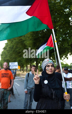 Copenhague, Danemark. 31 juillet, 2014. Quelque 400 personnes démontre en face de l'ambassade d'Israël à Copenhague, pour protester contre ce n'est la guerre sur Gaza. Sur la photo une jeune femme palestinienne avec le drapeau palestinien et faire le signe de la victoire. La manifestation a commencé à l'ambassade des Etats-Unis à Copenhague et déplacé de là à l'ambassade d'Israël. La manifestation était organisée par des particuliers via Facebook en 4 jours. Credit : OJPHOTOS/Alamy Live News Banque D'Images