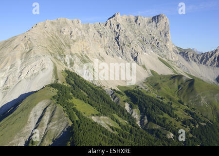 VUE AÉRIENNE.Falaise de calcaire orientale de 600 mètres de haut du pic de Bure (altitude : 2703 mètres).Massif du Dévoluy, Hautes-Alpes, France. Banque D'Images