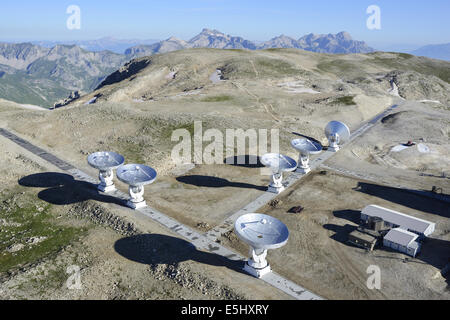 VUE AÉRIENNE.Observatoire et Interferomètre du plateau de Bure (altitude : 2565 mètres).Le Dévoluy, Hautes-Alpes, France. Banque D'Images