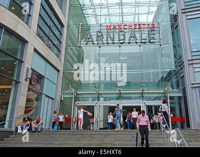 L'entrée principale de l'Arndale Centre commercial à Manchester, Angleterre, RU Banque D'Images