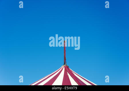 Éléments d'un Carnaval coloré vintage contre ciel bleu clair Banque D'Images